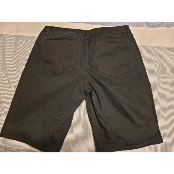 RIDERS BY LEE - BERMUDA MID RISE SHORT - WOMENS - WAIST 17" PERFECT CONDITION - Picture 2 of 7